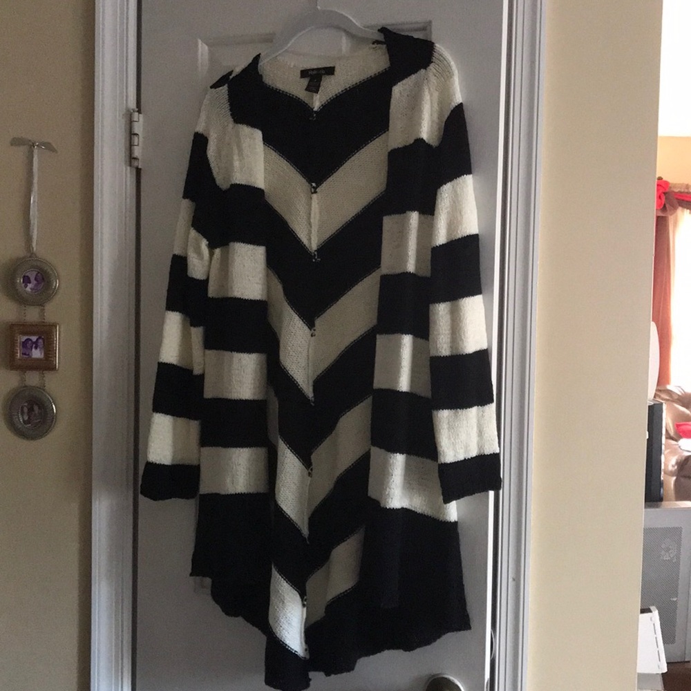 Cream & black Style & Co sweater 3/4 length